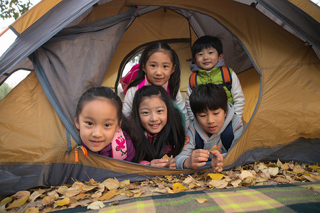 小学生在户外露营