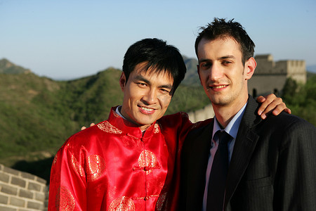 红色长城摄影照片_中国传统人士与外国商务人士在长城上站立