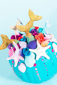 万圣节前夕制作的南瓜，装饰有美人鱼尾巴，闪闪发光，蓝色背景上闪闪发光的莱茵石.