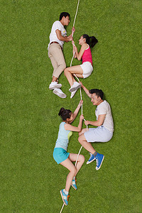 年轻男女在草地上嬉戏