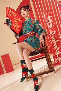 日式元素摄影照片_新年拿着扇子的年轻女人