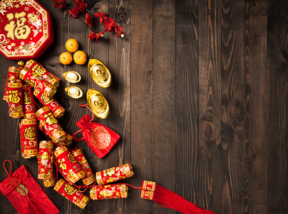 好运福袋摄影照片_在农历新年期间，顶级写字楼将喜庆的中国新年或农历新年装饰品放在木制背景上（汉字