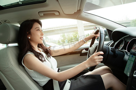 漂亮的青年女人开车