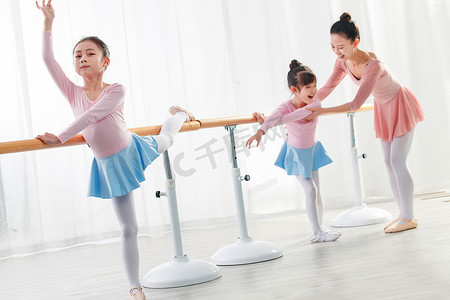 跳舞舞蹈摄影照片_年轻舞蹈老师教小女孩们跳舞