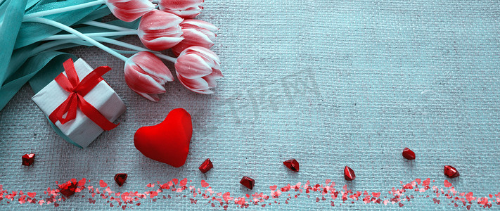 粉红kt板摄影照片_有郁金香和红心的情人节背景.
