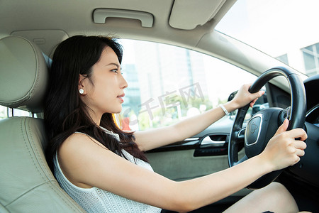 生气的青年女人开车