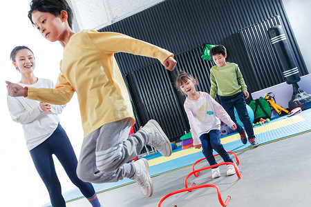 儿童运动健身摄影照片_儿童在教练的指导下进行体能训练