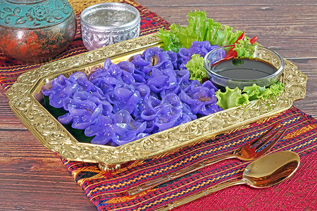 皇家泰国菜：紫色蓝花形泰国饺子（Khanom Chor Muang）是泰国著名的古代开胃菜。（来自亚洲鸽子翅膀、蝴蝶或达尔文豌豆的紫色蓝色)