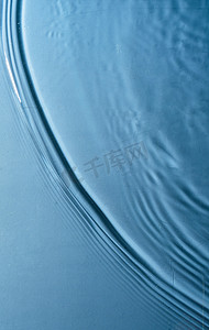蓝色水面波纹背景摄影照片_水面波纹