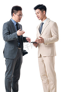 中年商务男士与青年商务男士交谈