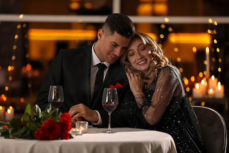情人节那天在餐馆吃浪漫晚餐的情侣真好