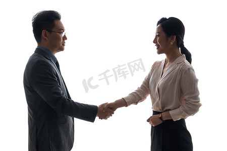 中年商务男士与青年商务女士握手