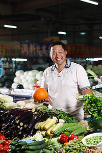 一个菜农在菜市场里卖菜