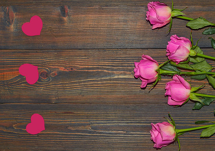 粉色玫瑰，木制背景，一张桌子。从上面看情人节：花卉背景的概念