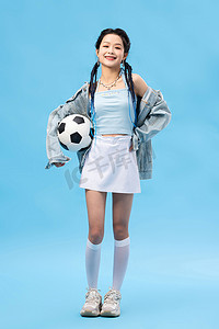 年轻女孩和足球