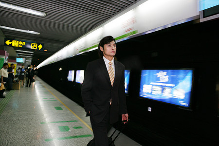 灯光吊灯摄影照片_上海地铁站台一位男商务人士商务旅行