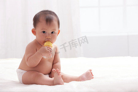奶瓶纸尿裤摄影照片_一个可爱的婴儿