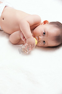 家庭喝奶摄影照片_一个婴儿躺着喝奶