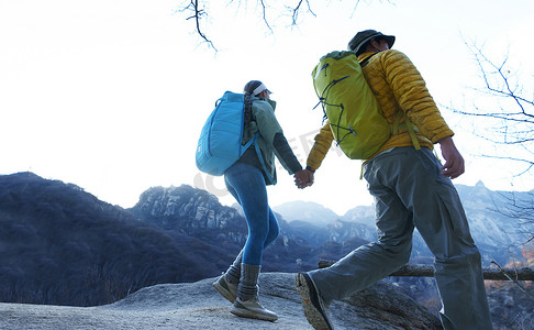 情侣登山摄影照片_户外登山的青年伴侣