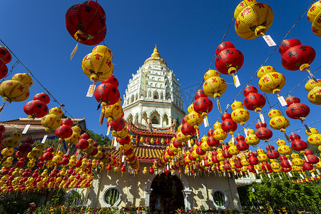 马来西亚槟城摄影照片_开洛寺为中国新年装饰了中国纸灯笼。Kek Lok Si寺位于马来西亚槟城Georgetown附近.