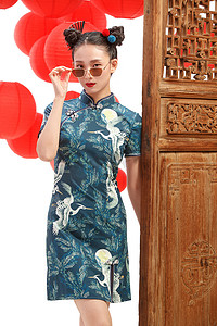 传统装饰花纹图案摄影照片_站在中式门前的漂亮女人