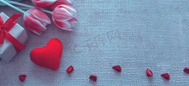 粉红kt板摄影照片_有郁金香和红心的情人节背景.