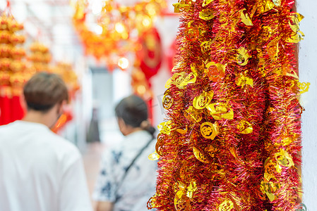 新年吉祥吉祥摄影照片_户外亚洲春天农历新年装饰品.许多相信传统习俗的人认为红色是吉祥吉祥的.