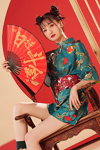 日式元素摄影照片_新年拿着扇子的年轻女人