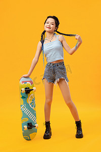 个性年轻女孩抱着滑板