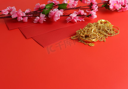 中国新年背景-红色信封，梅花和红色背景的金丝