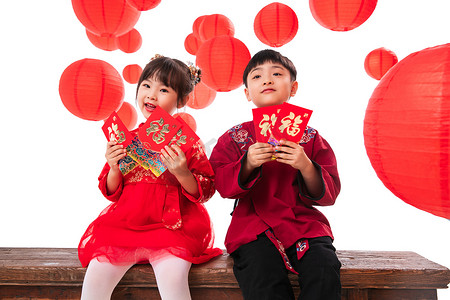 中国新年红包摄影照片_开心的男孩女孩拿着红包