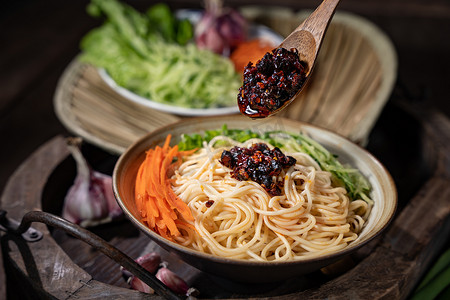 营养膳食摄影照片_炸酱面