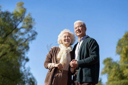 户外幸福的老年夫妇