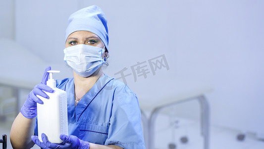 一个戴医疗手套和面具的医生手里拿着防腐剂。横向照片：