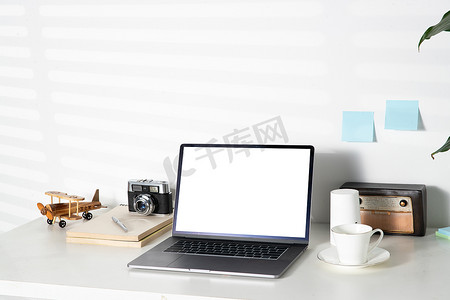 居室背景摄影照片_居家办公桌上的笔记本电脑