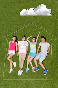 青年男女躺在草地上的房子轮廓里
