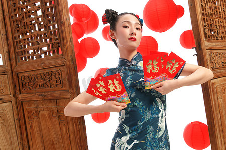 中国如意花纹摄影照片_新年拿着红包的快乐女人