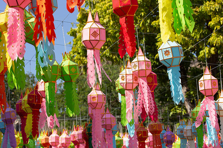 点亮地图摄影照片_色彩艳丽的吊灯灯笼点亮了色彩艳丽的克拉通，在泰国北部迎来了新年佳节