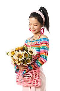 美女拿着花摄影照片_时尚个性的年轻女孩拿着向日葵