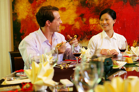 中外商务人士在酒店餐厅讨论筷子