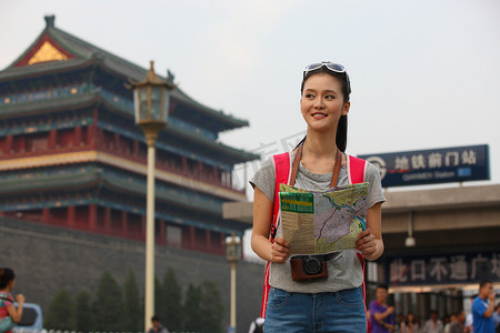 地图国内摄影照片_青年女人旅游