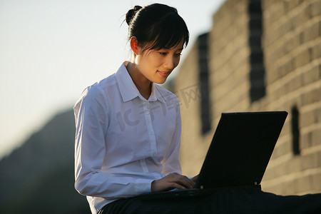 长城摄影摄影照片_女商务人士在长城上使用笔记本电脑