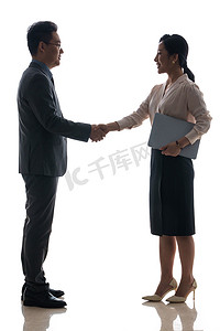 女士衬衫西装摄影照片_中年商务男士与青年商务女士握手
