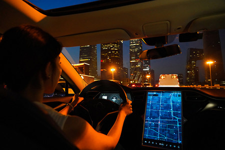 澳洲地图摄影照片_夜晚开车的青年女人