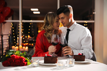 浪漫晚餐摄影照片_情人节那天在餐馆吃浪漫晚餐的情侣真好