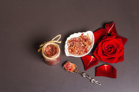 自制玫瑰花瓣果酱。甜蜜的早餐给情人。情人节，婚礼或生日的概念，黑色石头混凝土背景