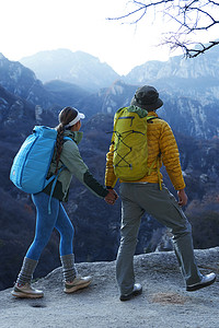 风险图片摄影照片_户外登山的青年伴侣