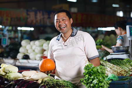 一个菜农在菜市场里卖菜