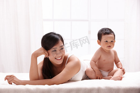 母婴白色背景摄影照片_母亲和婴儿