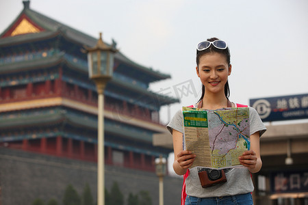 地图国内摄影照片_青年女人旅游